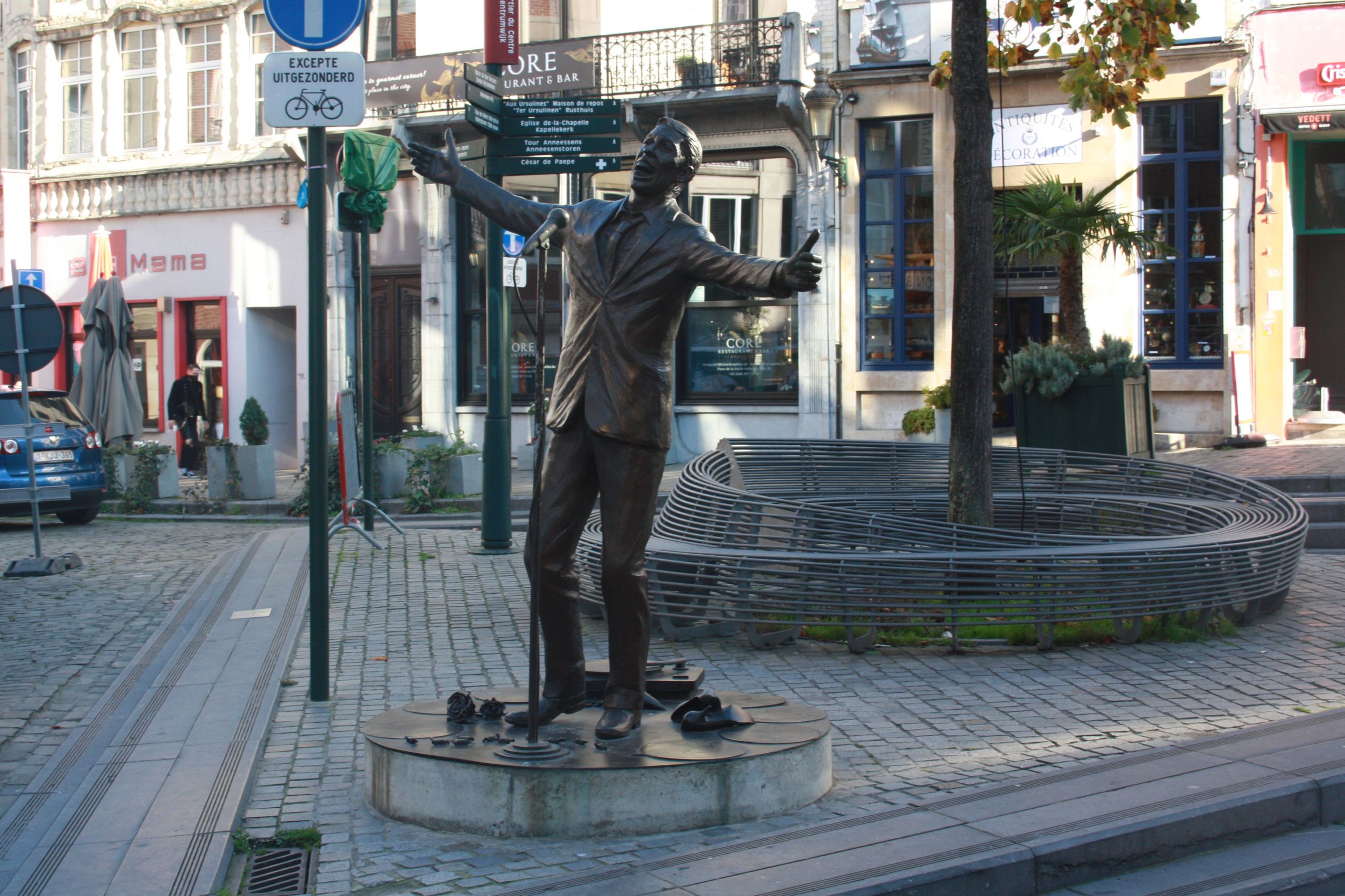 La statue, l'Envol, à l'effigie de jacques Brel sur la place de la Vieille Halle aux blés, à Bruxelles