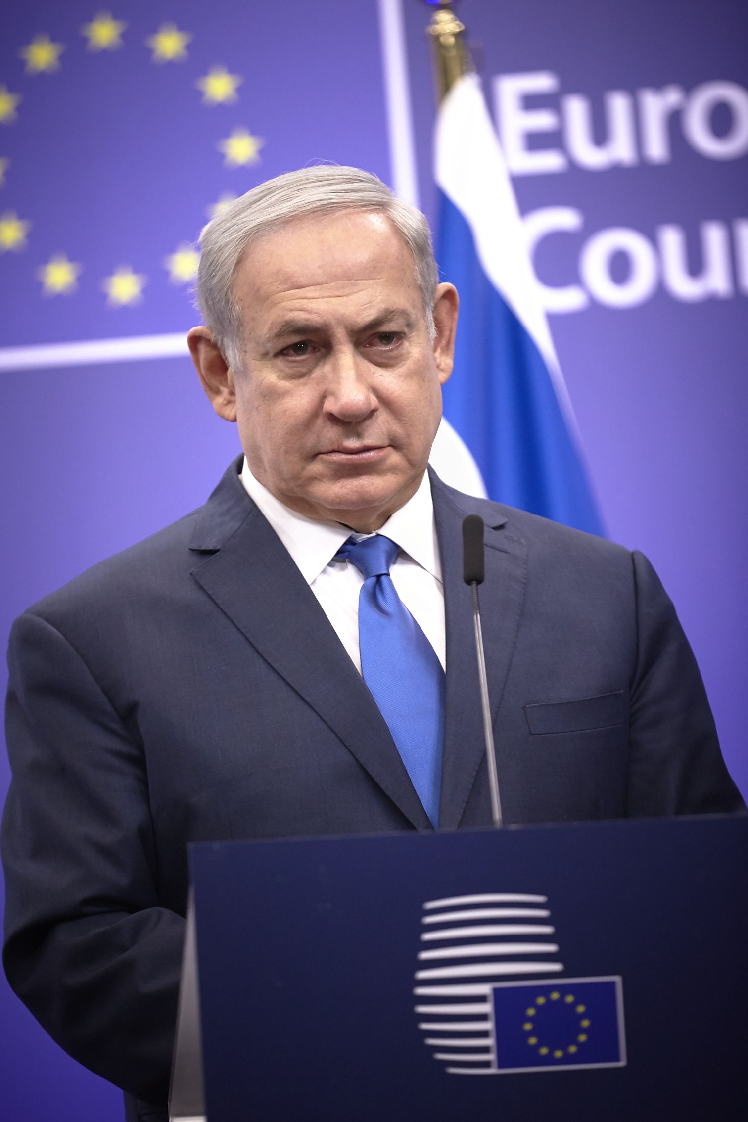 Photo de Benyamin Netanyahu devant un pupitre de l'UE