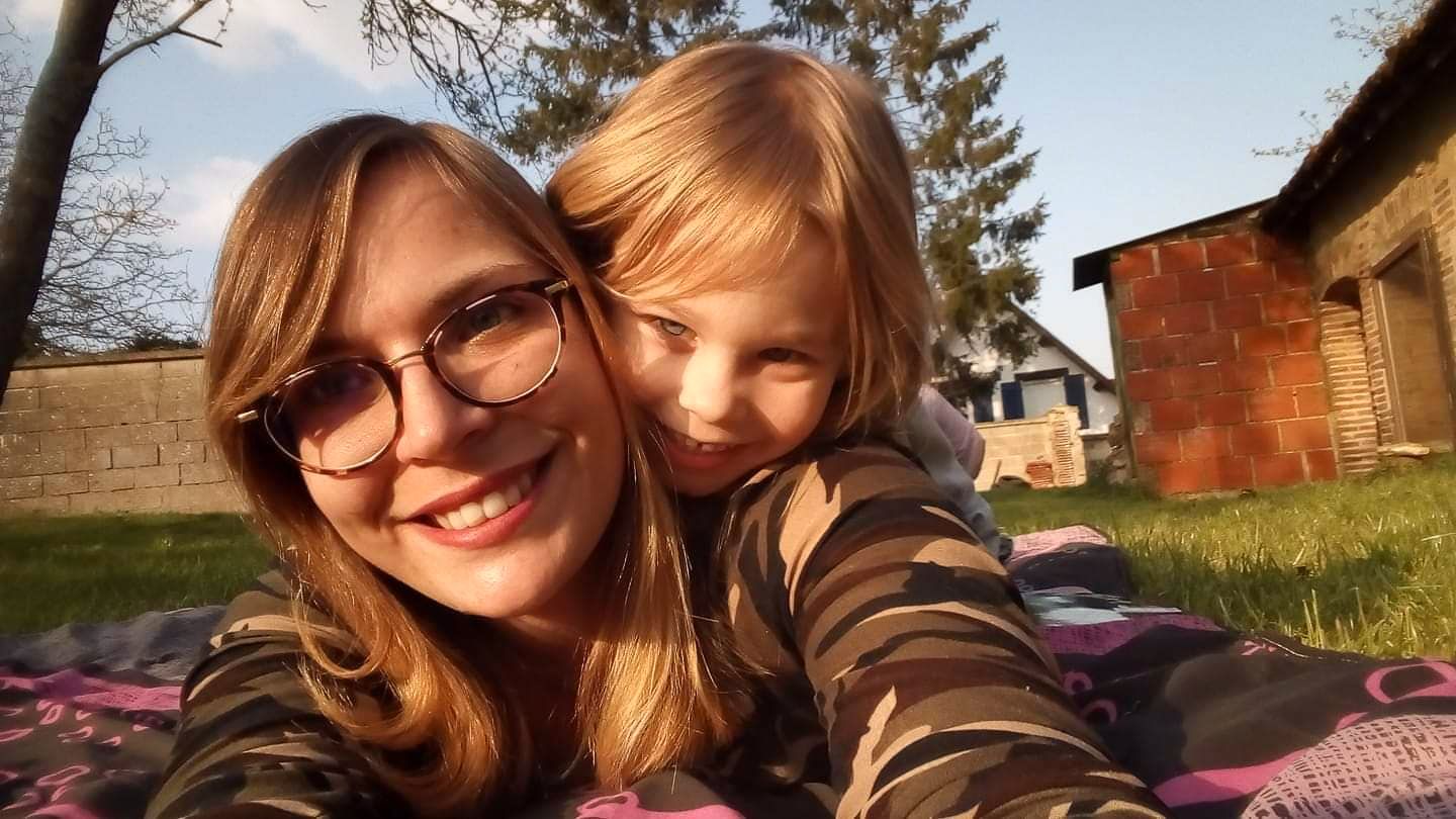 Selfie d'une maman avec sa petite fille.